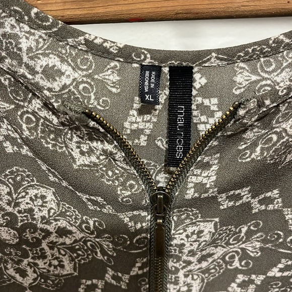 Maurices Sage and Cream Tank - Picture 2 of 4